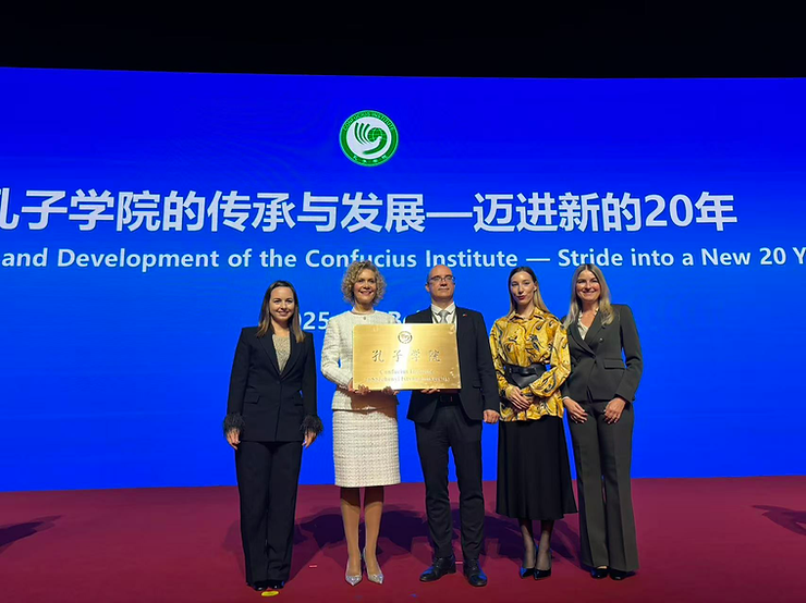 Orosz-Barczi Réka, a Széchenyi István Egyetem Nemzetközi Igazgatóságának igazgatója, dr. Lukács Eszter, az egyetem nemzetközi és stratégiai kapcsolatokért felelős elnökhelyettese, dr. Maruzsa Zoltán, a Belügyminisztérium köznevelési államtitkára, Honecz Anna Lujza, Magyarország pekingi nagykövetségének oktatási és kulturális tanácsosa, a pekingi Liszt Intézet – Magyar Kulturális Központ igazgatója, valamint Borbély-Bailey Natasha, a Széchenyi-egyetem Nyelvi és Kulturális Központjának vezetője.